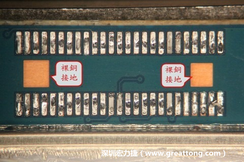 把板對板連接器全部移除，發現其下方板子共有兩個裸銅的方形設計。