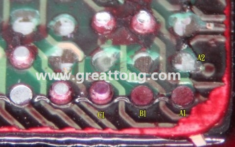 下圖是紅墨水測試后將PCB板子拿回來側一個角度拍攝的照片，就可以很清楚的看到錫球黏在PCB端，或不在PCB端。