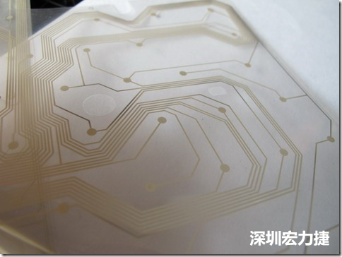 下面第二個圖則是另一片也有著按鍵線路的PTF，當上、下兩面PTF的按鍵結點互相接觸后就可以計算出是哪個按鍵被按下了。可是當按鍵沒有按下時，上下兩片PTF的線路則是分開的，所以上圖那片PTF的線路上面其實還另外覆蓋了另一層透明的PET作為絕緣層，只露出了需要在鍵盤按下時才會碰觸的接觸點，因為這些材質使用的都是Polymer，所以才撐這樣的技術為Polydome(聚合簧片)。